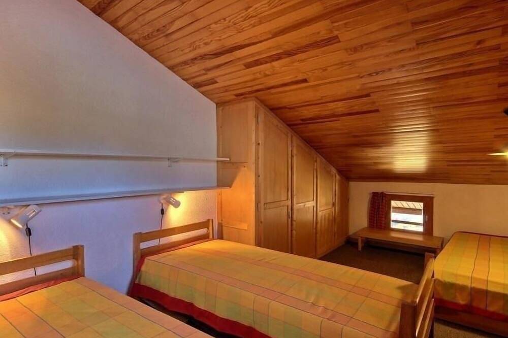 Entire apartment, Cozy duplex 5-6 pers at the foot of the slopes with Tv, Dvd and equipped kitchen in Plagne Villages, La Plagne-Tarentaise