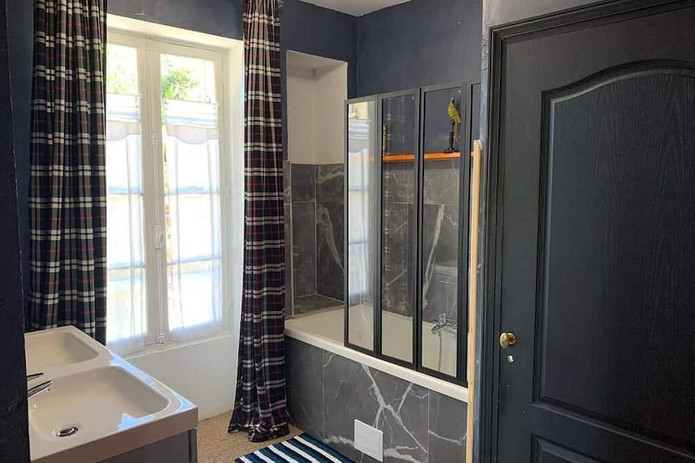 Entire apartment, Le Grand Appartement, Clim, Piscine Chauffée in Les Eyzies, Périgord Noir