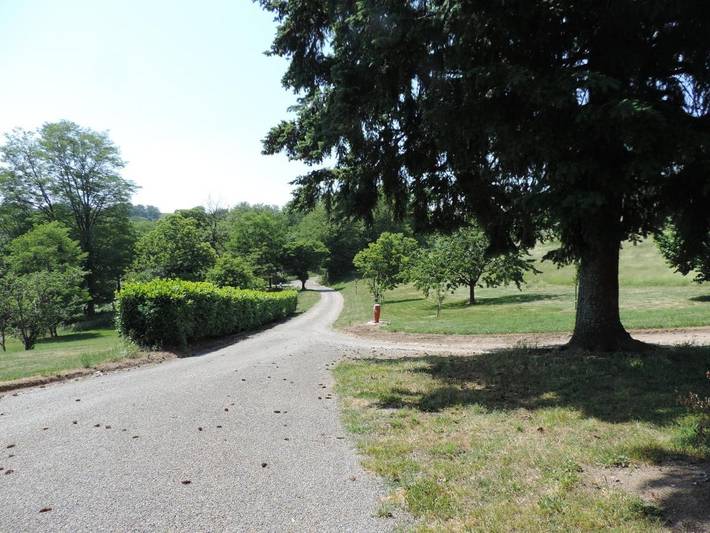 Location de vacances pour 2 personnes, avec terrasse ainsi que jardin et vue à Junhac - 4