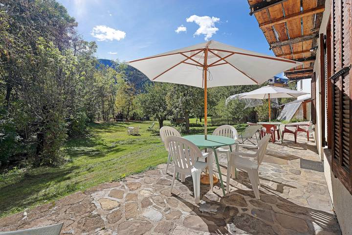 Apartamento entero, Apartamento tranquilo con jardín, cerca del pueblo in Allos, Región de Castellane