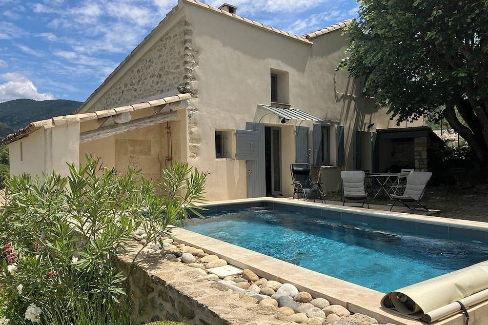 Provencal farmhouse with pool at the foot of Mont-Ventoux in Malaucène, Parc naturel régional du Mont-Ventoux