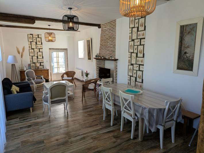 **Geräumiges renoviertes Ferienhaus für 6 Pers, privater Garten, in historischem Gutshof, Nähe Orléans** in Loury, Loire-Tal