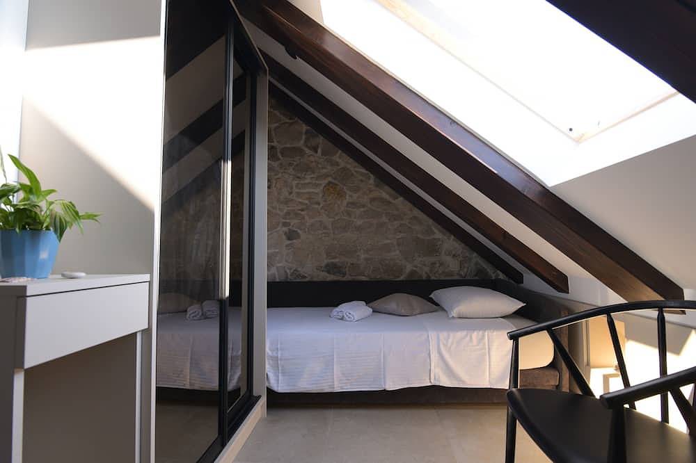 Ganze Wohnung, Perfekter Strandurlaub in einem abgelegenen traditionellen Steinhaus mit Pool in Marusici, Split-Dalmatien