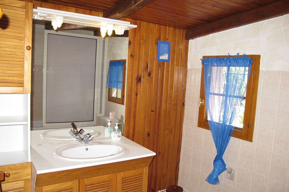 Les Campaou by Interhome in Régusse, Región Brignoles