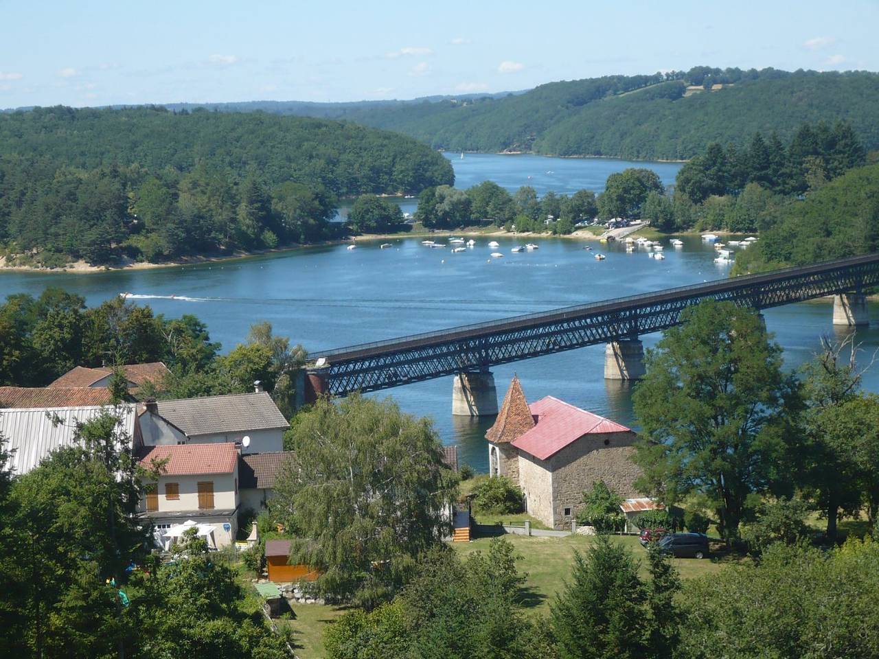 Gite Lafontbasse, authentique maison de ferme près d'un lac in Omps, Région d'Aurillac