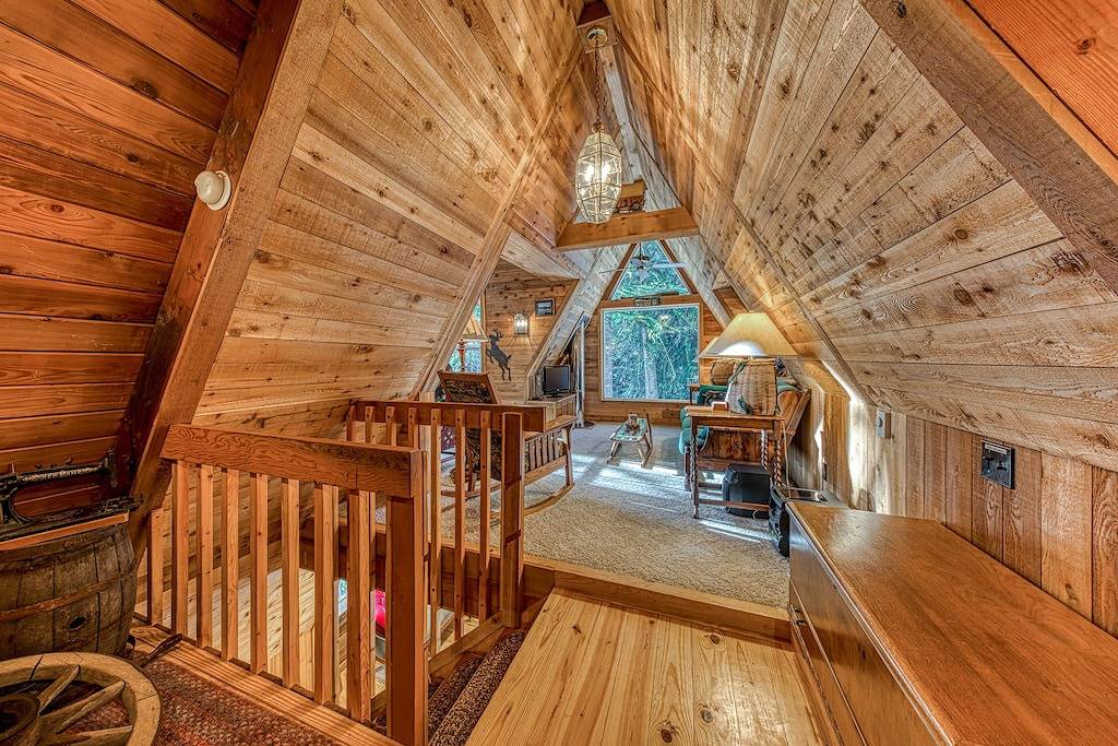 Klassischer Waterfront A-Frame mit voll ausgestatteter Küche und großem Deck - in der Nähe des Skisports! in Welches, Mount Hood