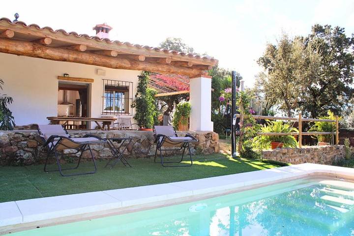 Casa de vacaciones para 6 personas, con vistas además de piscina y jardín, Se admiten mascotas en Aracena