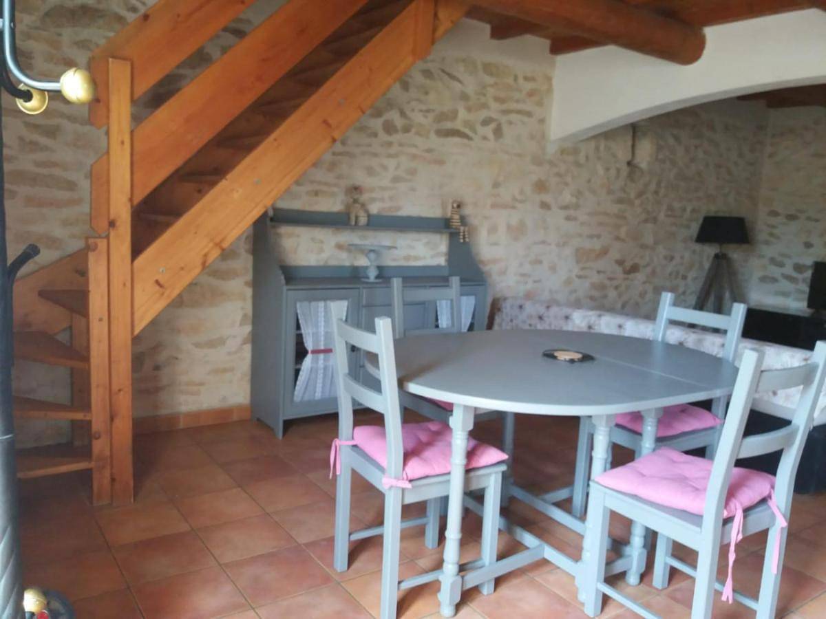 Appartement entier, Two-Bedroom Apartment in Vergèze, Côte méditerranéenne (France)