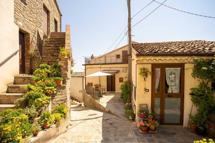 Maison d’hôte pour 2 personnes, avec piscine ainsi que vue et balcon à Aliano