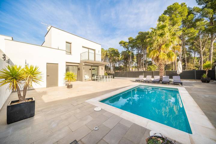 Casa rural para 9 personas, con Balcón además de Terraza y Jardín en La Escala