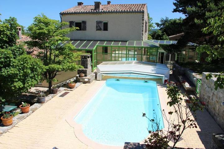 Gîte pour 4 personnes, avec jardin ainsi que vue et piscine à Bouisse