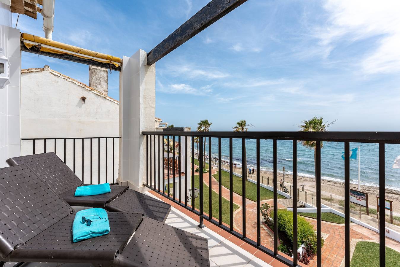 Apartamento entero, Casa frente a la playa - Vistas al mar - Dona Lola Beach Resort - Marbella - Mijas in Sitio de Calahonda, Mijas