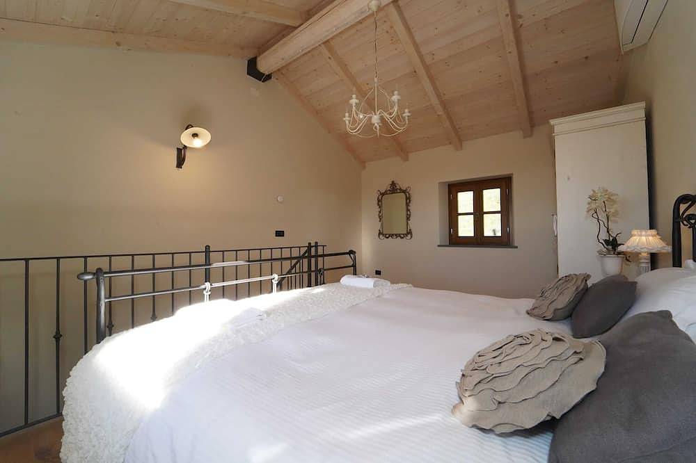 Villa Viviana 10P Luxury by Villasretreats, w/Pool, A/C, Wifi, Bbq near 5 Terre in Licciana Nardi, Nationalpark Toskanisch-Emilianischer Apennin