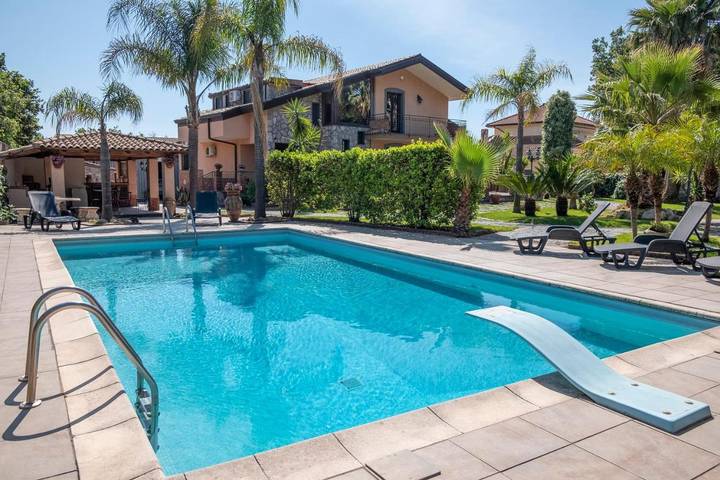 Villa per 8 persone, con Balcone e Idromassaggio nonché Terrazza e Giardino a Aci Sant'Antonio