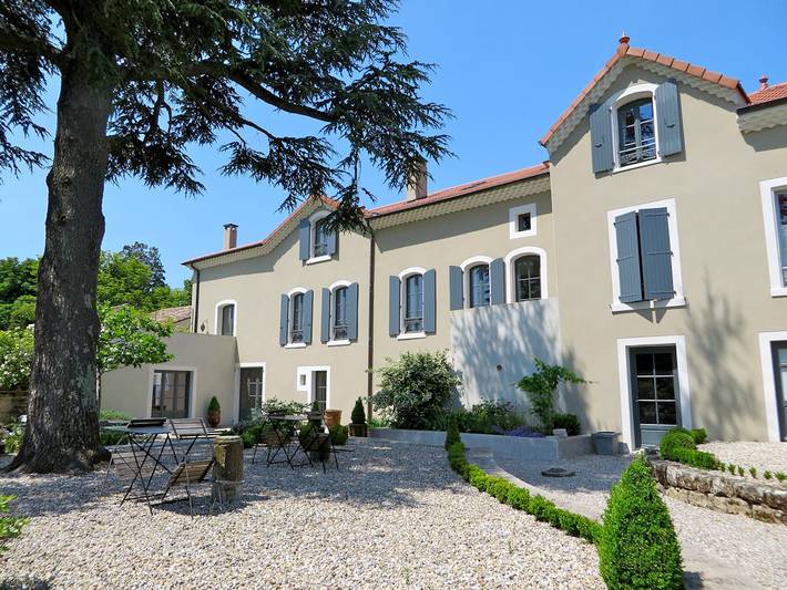 Gîte pour 22 personnes, avec jardin ainsi que terrasse et piscine, animaux acceptés