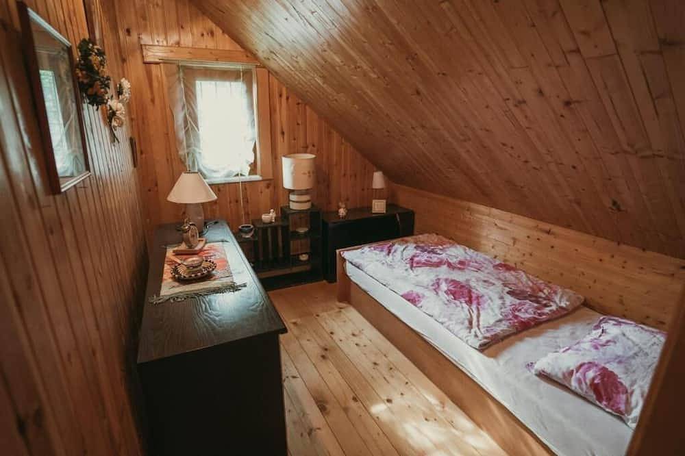 Charming wood house with outdoor hot tub located in National park Plitvice lake. in Smoljanac, Plitvicer Seen