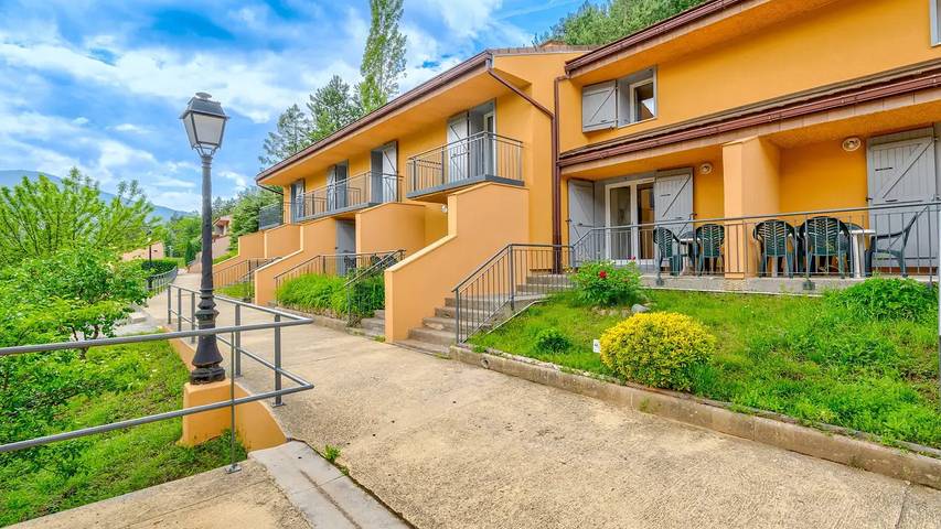 Gîte pour 8 personnes, avec piscine et terrasse, animaux acceptés à Guillaumes