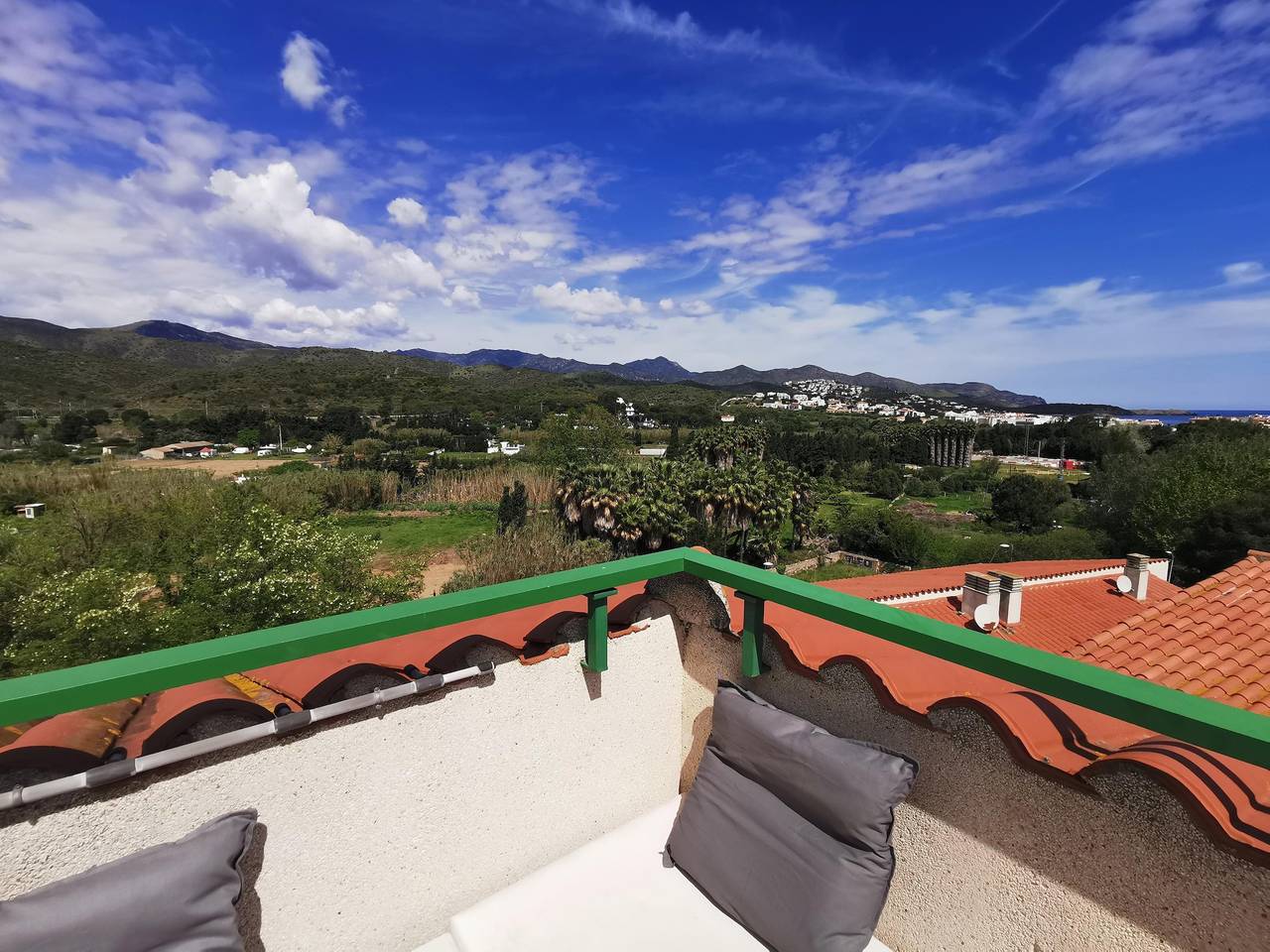 Apartamento entero, Ático con vistas panorámicas de Llançà y piscina in Llansá, Alt Empordà