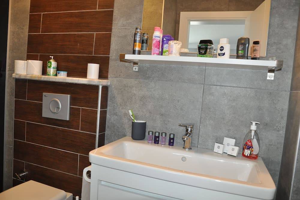 Ganze Wohnung, Lavender Poolside D3 – Stunning Seaview Apt with Private Pool & Terrace in Kusadasi, Provinz Aydın