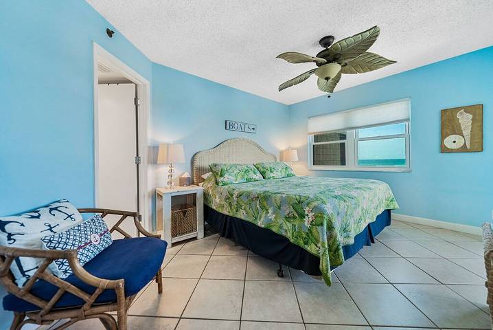 Vacation rental for 4 people, with hot tub and pool as well as balcony in St. Pete Beach