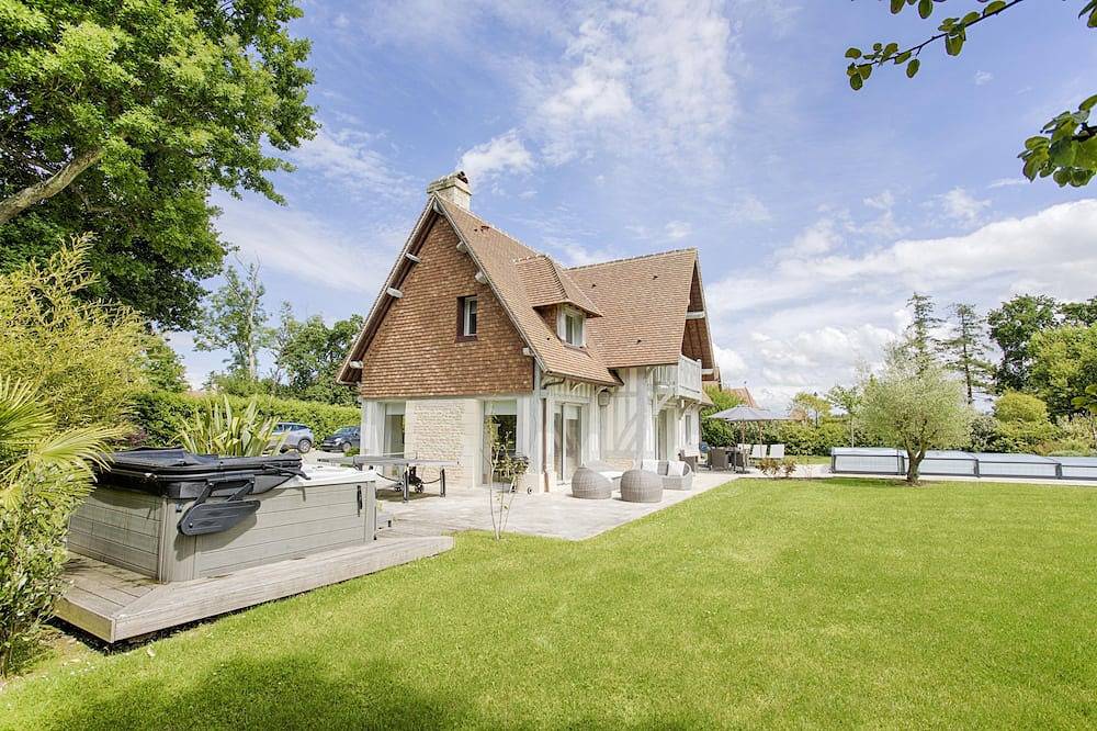 Cerca de Deauville. Alquiler de nueva casa de la piscina in Touques, Region de Lisieux