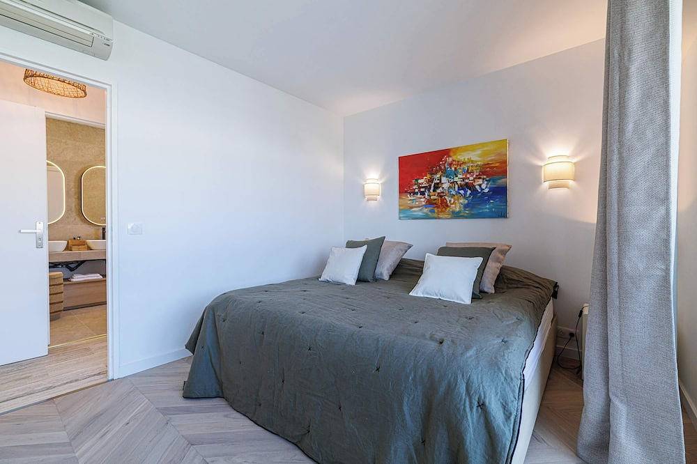Ganze Wohnung, 2 bedroom with panoramic sea views, beach facing in Golfe-Juan, Vallauris