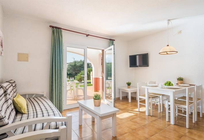 Apartamento entero, "Apartment 30 meters from the beach" con piscina, Wi-Fi, terrazas y jardín in Cala Blanes, Ciudadela