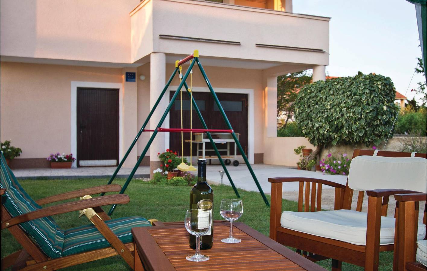 Holiday home for 4 people with terrace in Privlaka, Zadar