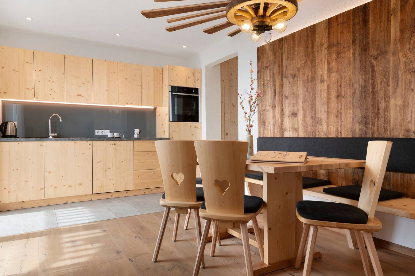 Appartamento intero, Appartamento 'Prielerhof Sunrise' con vista sulle montagne, terrazza privata e Wi-Fi in Ellen, San Lorenzo di Sebato e dintorni