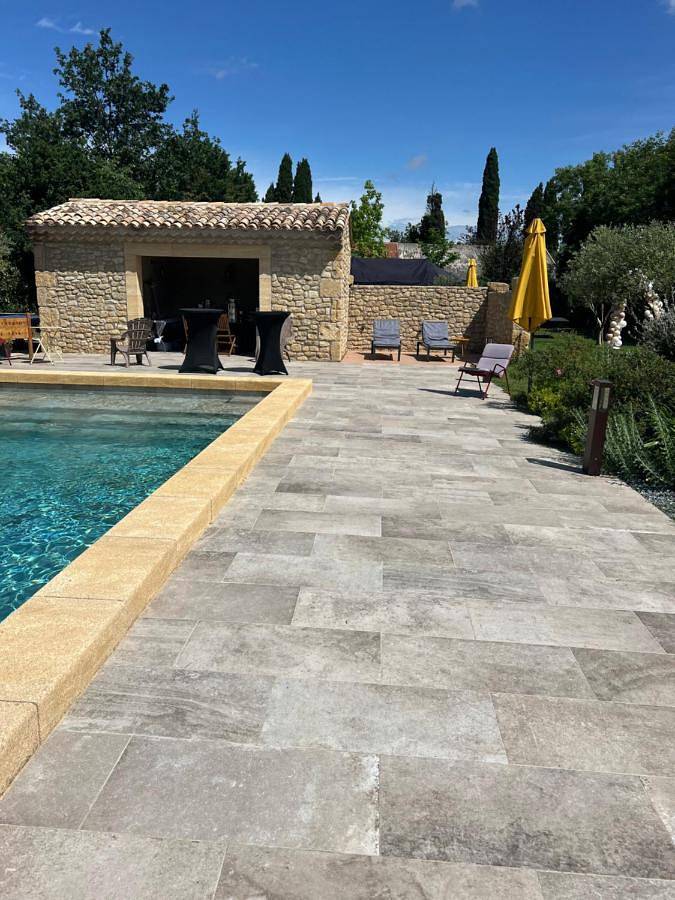 Location de vacances pour 16 personnes, avec terrasse et jacuzzi ainsi que jardin et piscine, animaux acceptés à Grans - 4