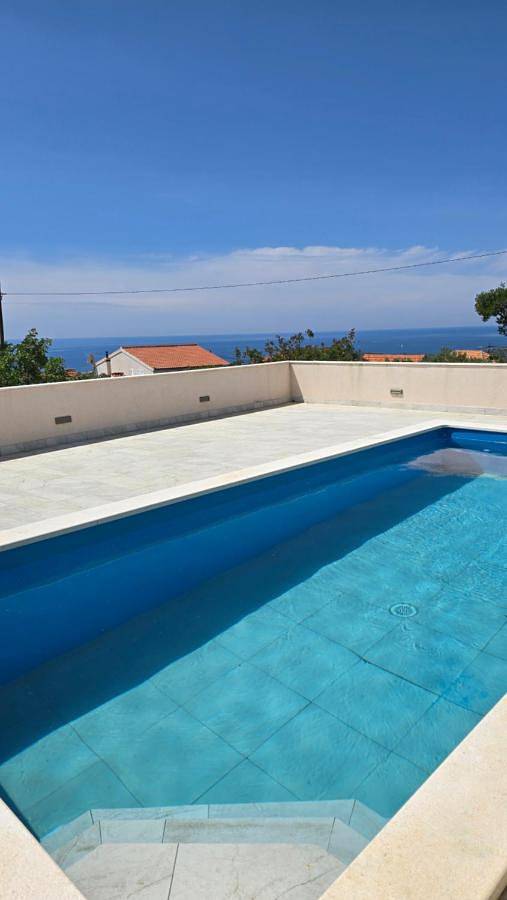 Villa pour 6 personnes, avec piscine ainsi que jardin et vue à Marina
