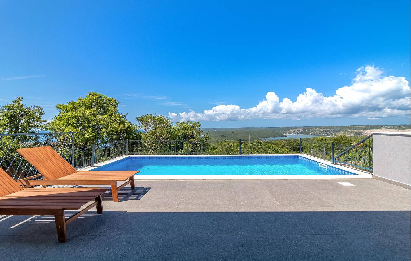 Gemütliche 1-Zimmer-Wohnung mit Pool und Terrasse, 2 km vom Strand entfernt in Raša, Ostküste Istrien