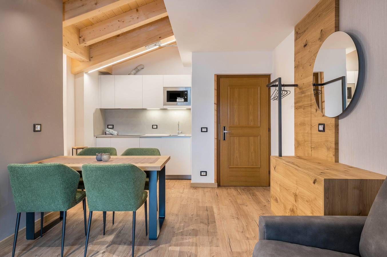 Appartamento intero, "Kamerloy Apartments - G" con vista sulle montagne, Wi-Fi, balcone e giardino in Campitello di Fassa, Dolomiti Superski