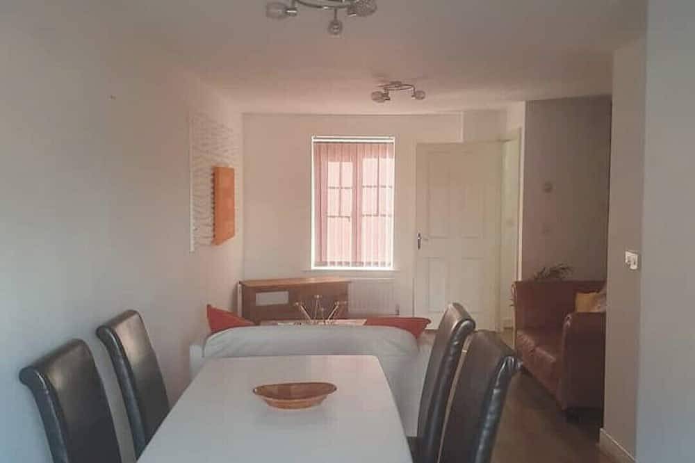 5 bedroom large home with Parking in Rugby in Warwickshire