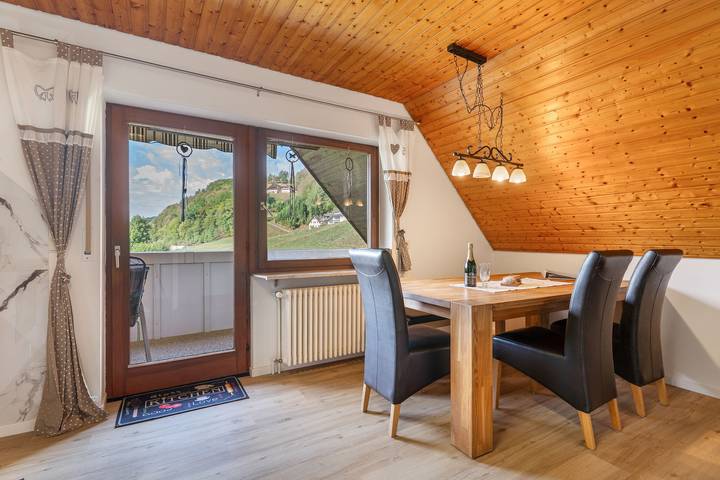 Apartamento inteiro, Apartamento 'Wiesenblick' com varanda e Wi-Fi in Oberharmersbach, Central Black Forest