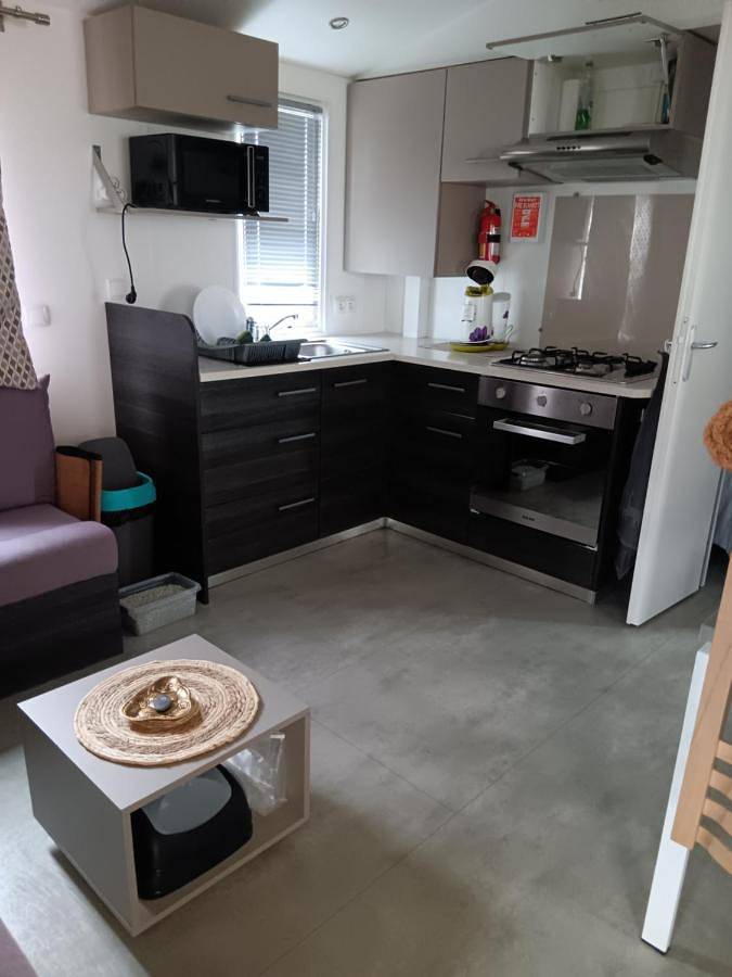 Camping pour 4 personnes, avec jardin ainsi que piscine et terrasse