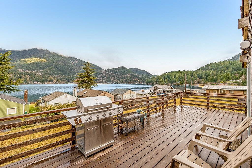Adorable lake hideaway with free Wifi, spacious deck, lake views, & shared dock in Lake Crescent
