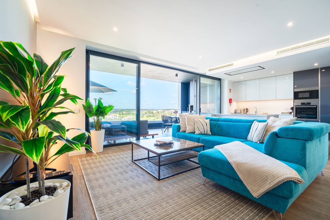 Entire apartment, Luxury 2-Bedroom Apartment with Sea View and Pool in Praia da Rocha, Portimão