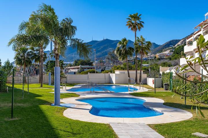 Apartamento para 8 personas, con balcón además de piscina para niños y jacuzzi en Arroyo de La Miel