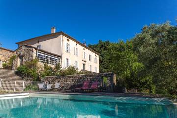 Gîte pour 12 personnes, avec vue ainsi que jardin et piscine à Rocher