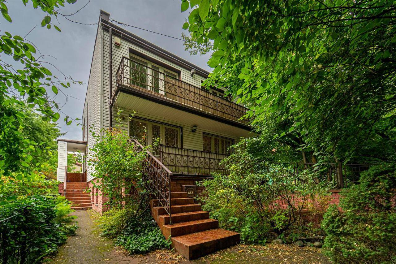 Three-Bedroom House in Bemowo, Warschau