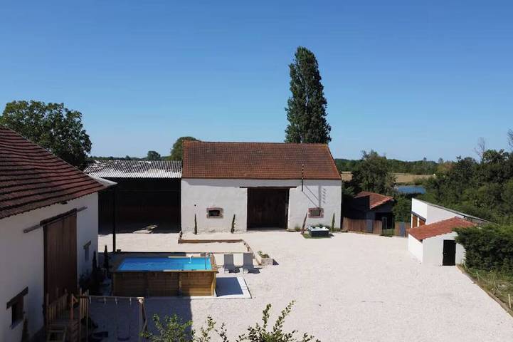 Gîte pour 15 personnes, avec piscine dans Pagny-le-Château