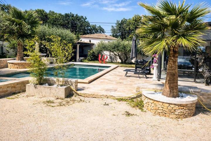 Gîte pour 2 personnes, avec piscine et jardin, animaux acceptés à Montaren-et-Saint-Médiers