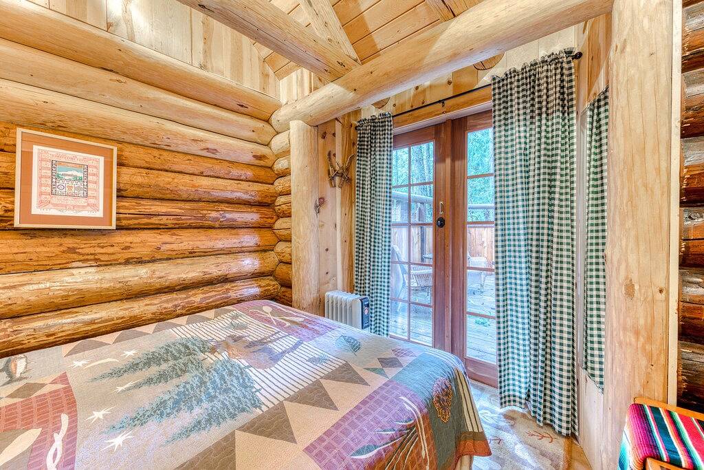 Finden Sie Ruhe und Frieden in dieser Steiner Hütte am Flussufer im Wald! in Welches, Mount Hood