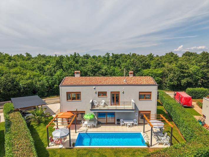 Ferienhaus für 8 Personen, mit Balkon/Terrasse und Garten sowie Pool