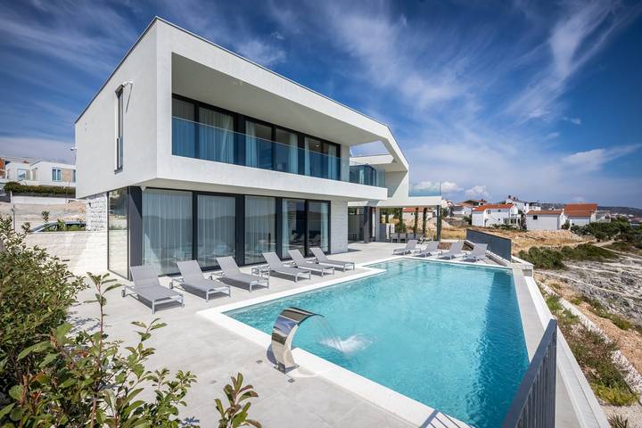 Villa für 10 Personen, mit Pool und Sauna sowie Garten und Meerblick in Rogoznica