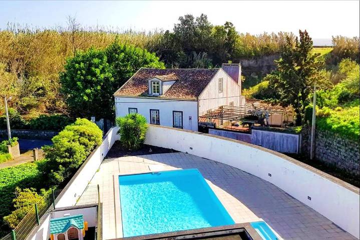 Gîte pour 6 personnes, avec terrasse ainsi que piscine et vue dans Água de Alto
