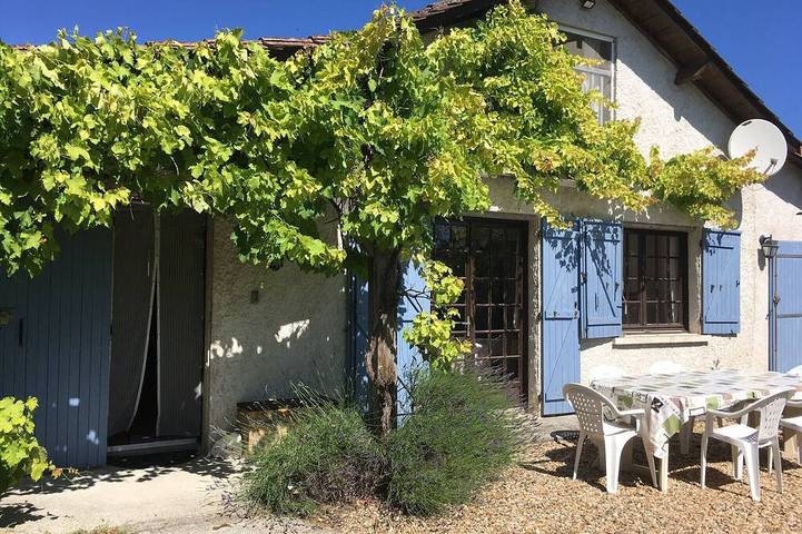 Gîte pour 8 personnes, avec sauna ainsi que jardin et piscine à Grand-Brassac