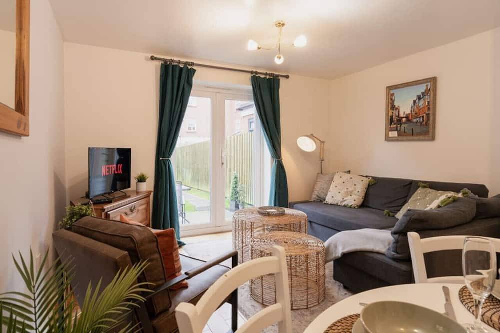 Stylish Pet Friendly 2 Br Home, with Free Parking - 10 minutes from Chester City Centre in Chester, Cheshire West and Chester
