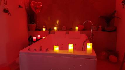 Gîte pour 2 personnes, avec jacuzzi et sauna ainsi que piscine et jardin à Le Beausset